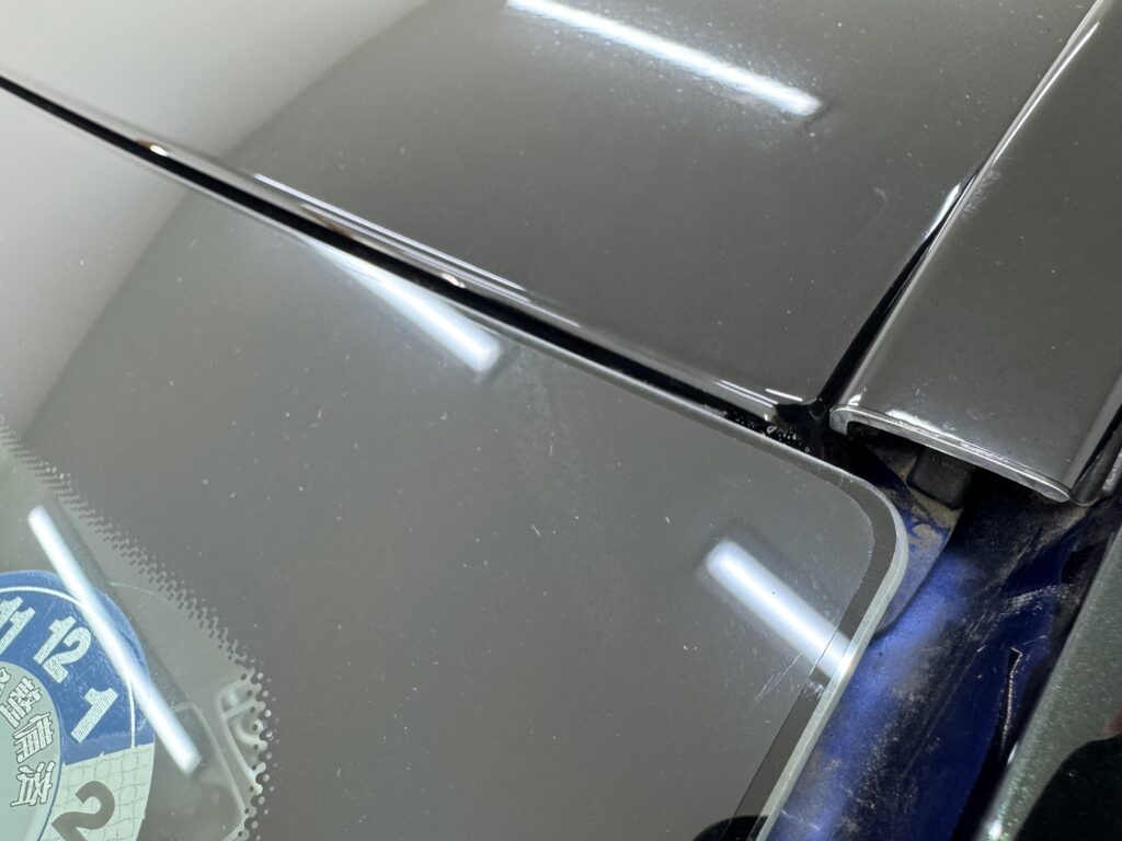 メルセデス・ベンツ C200のフロントガラスに施工したXPEL PETフィルムの上端と端部の仕上がり