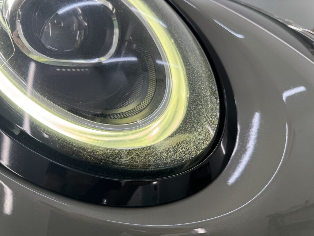 MINI JCWのヘッドライト表面に発生した無数の細かなハードコートクラック