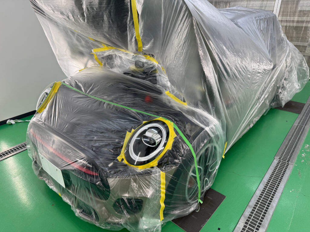 MINI JCWのヘッドライト研磨に備えて車両を養生した状態