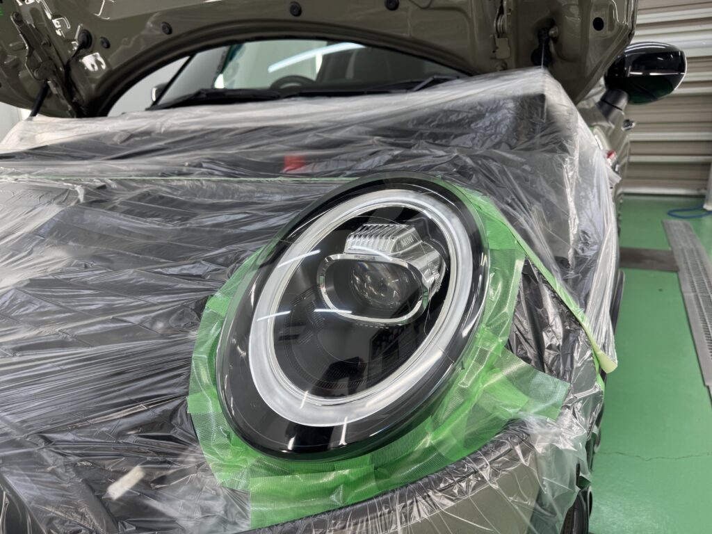 ヘッドライトPPF施工に向けて研磨粉の付着した養生を取り替えたMINI JCW