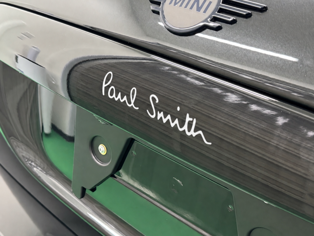 Paul Smithのロゴが入ったテールゲートハンドルの施工前