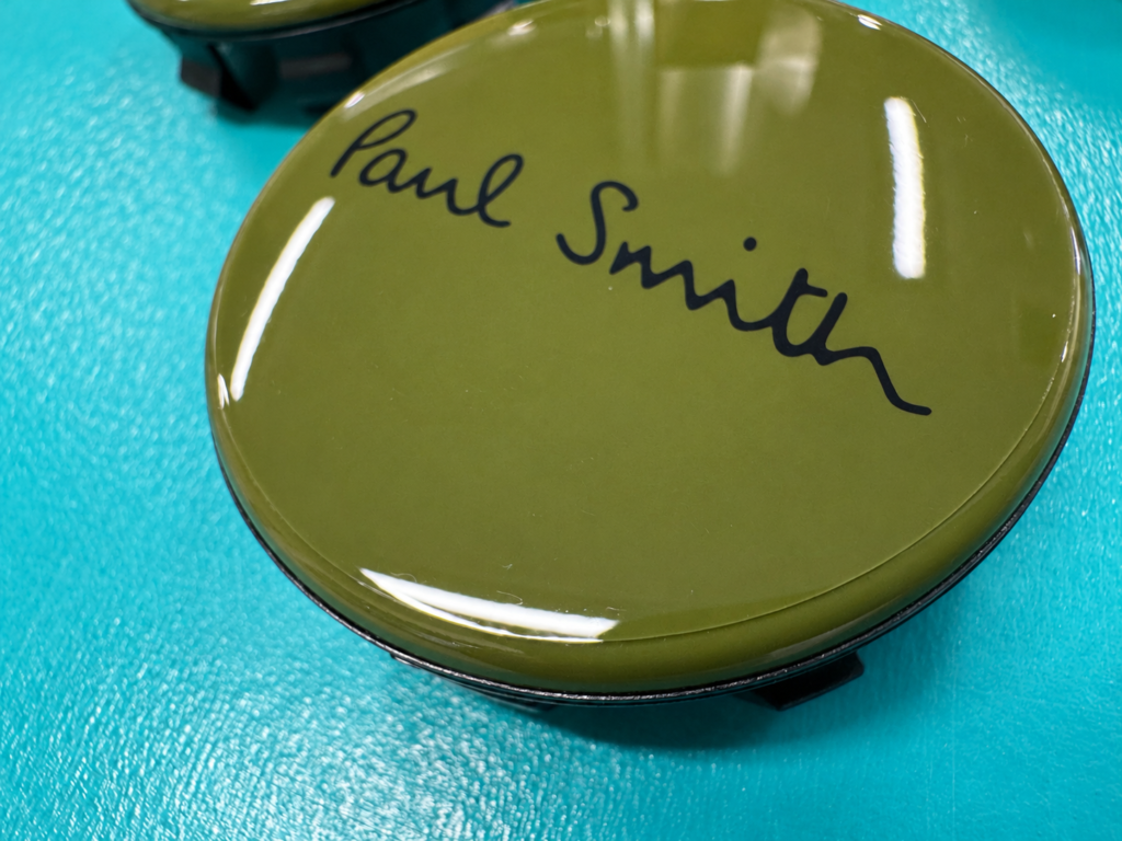 Paul Smithロゴを保護したホイールセンターキャップの施工後