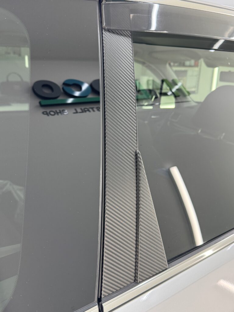 3M 2080-CFS12 カーボンブラックでラッピングしたフォレスターのCピラー