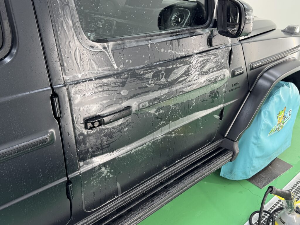 メルセデスAMG G63の右フロントドアへのマットPPF施工中の様子
