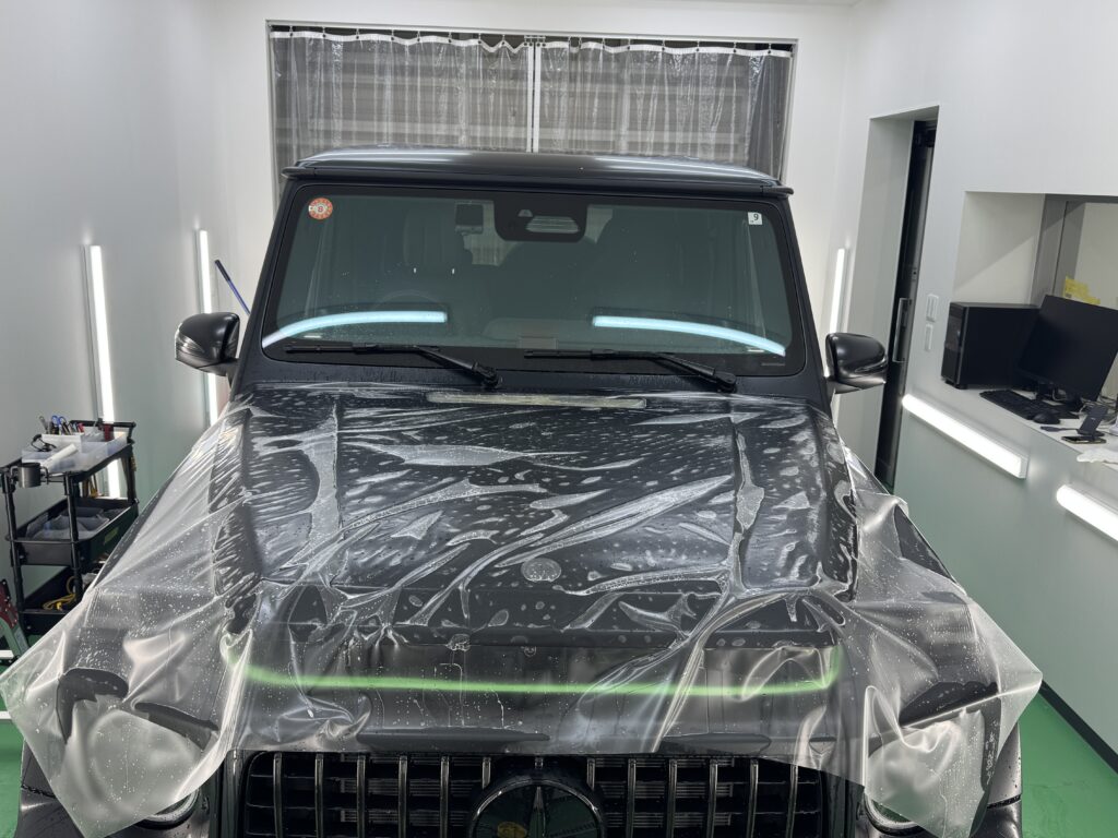 メルセデスAMG G63のボンネットへのマットプロテクションフィルム施工工程