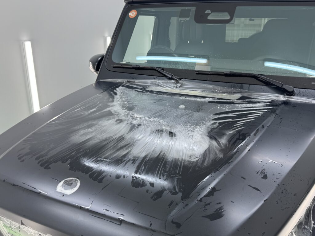G63のボンネットに施工中のプロテクションフィルム表面の状態