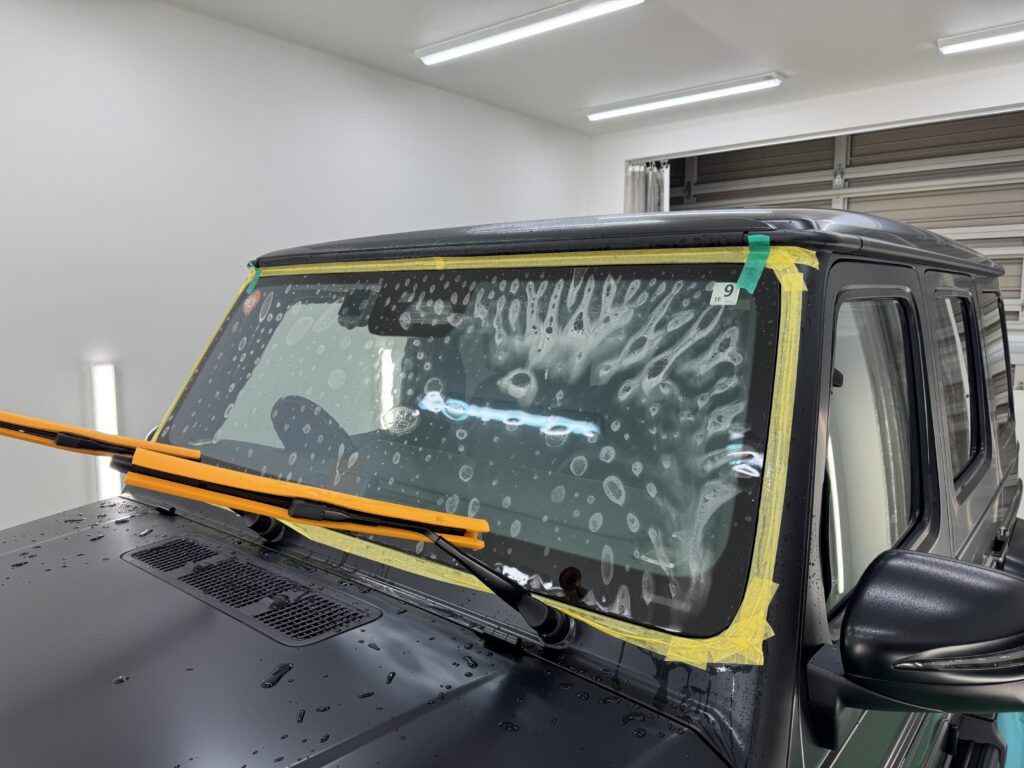 メルセデスAMG G63のフロントガラスへのWPF施工中の様子
