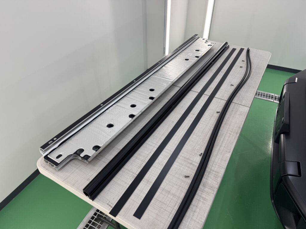 メルセデスAMG G63のランニングボードにマットブラックPPFを施工し、取り外した部品を並べた状態