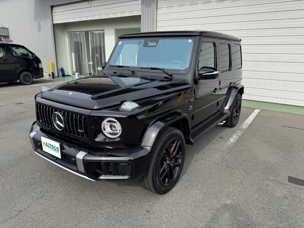 ランニングボードをマットブラック化したメルセデスAMG G63の車両全体