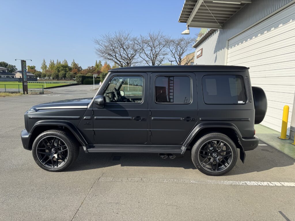マットプロテクションフィルムでボディ全体を保護したG63 Black Accent Editionのサイドシルエット