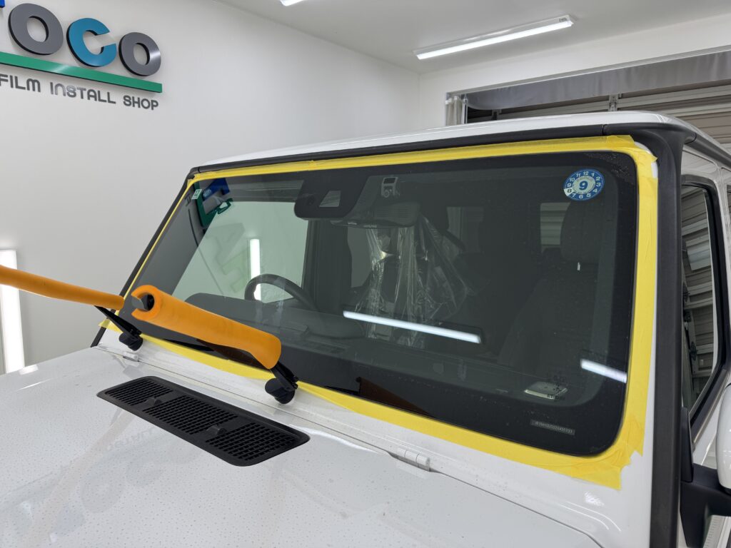 G400dのWPF剥離前にフロントガラス周囲を養生した状態