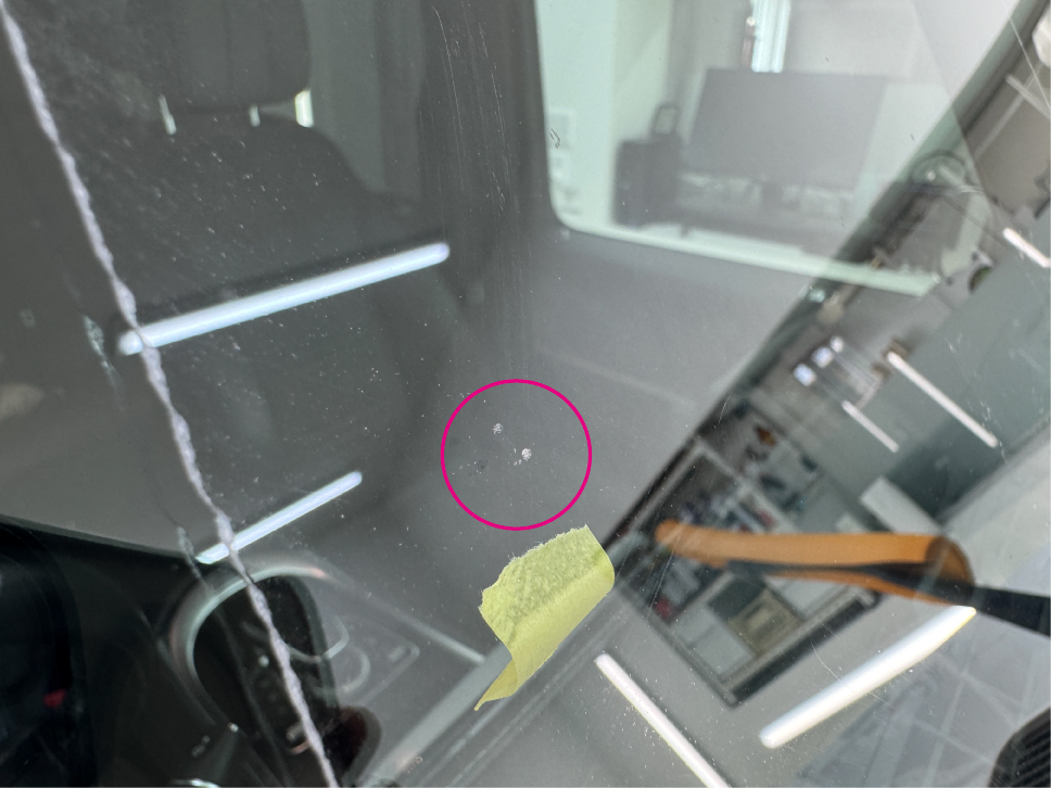G400dのWPF表面にできた飛び石傷をピンク色の丸で示した写真