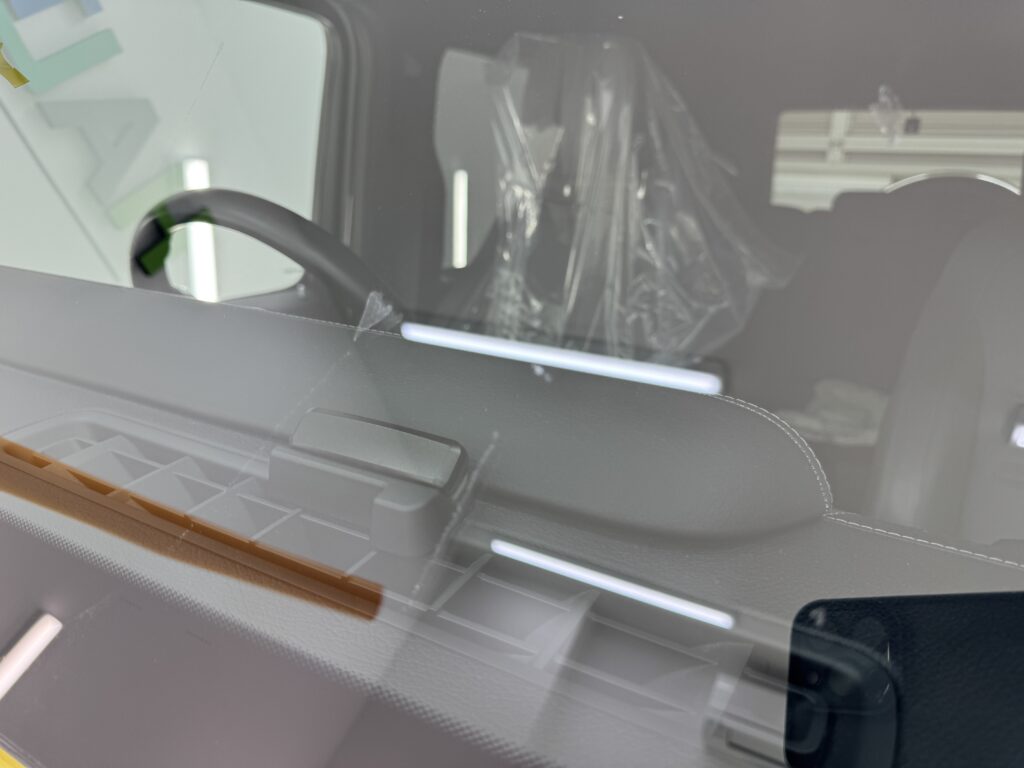 G400dのWPF剥離後にフロントガラスに一部残った糊