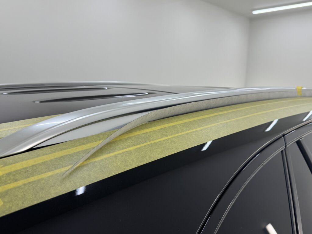 GLC220d ルーフレール側面 ブラックアウト施工中