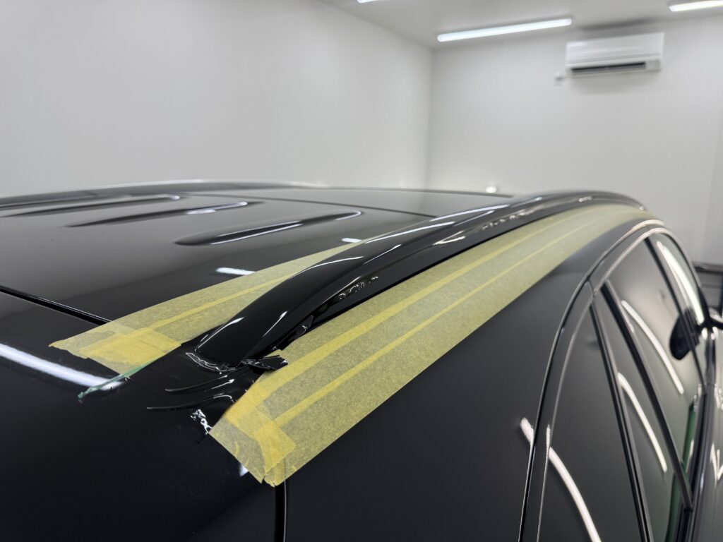 GLC220d ルーフレール上面 ブラックラッピング施工中