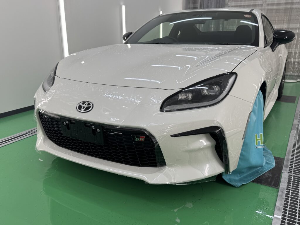 トヨタ GR86のフロントバンパーPPF施工中の車両全景