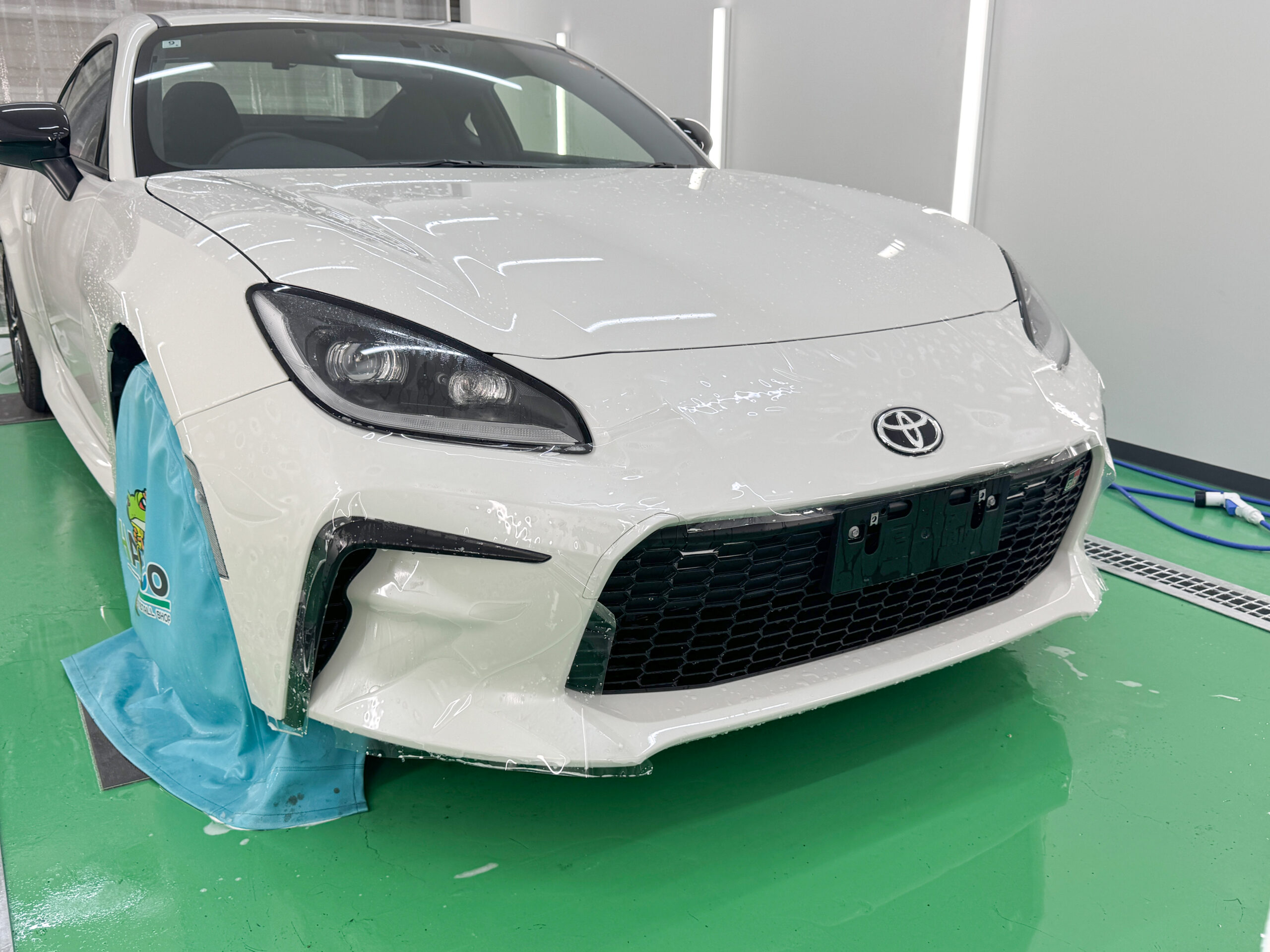 トヨタ GR86のフロントバンパーPPF施工中の車両