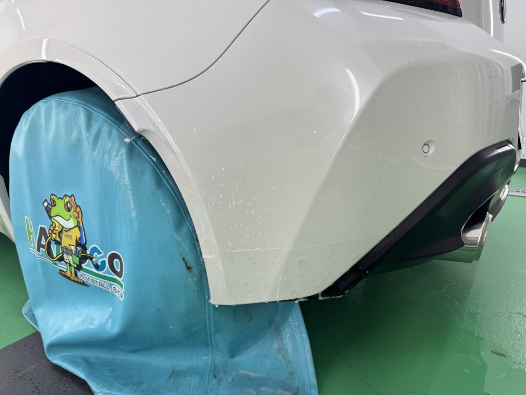 トヨタ GR86のリアバンパーの一部にストーンガードを施工している様子