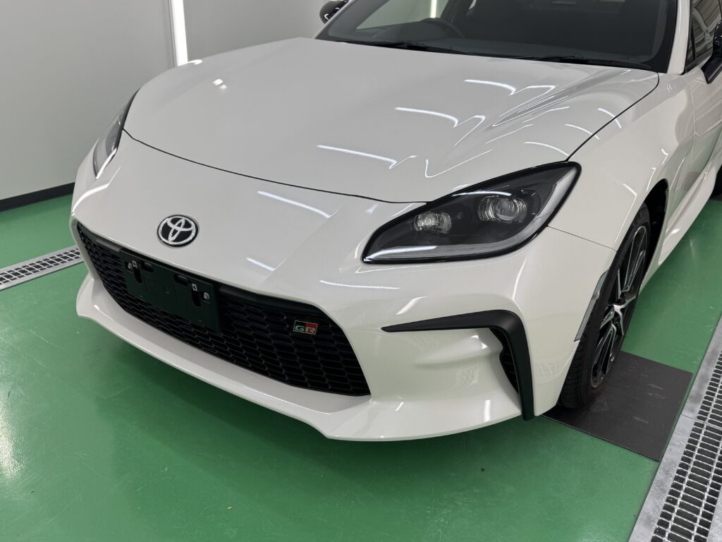フロントバンパーと車体側面のストーンガード施工が完成したトヨタ GR86