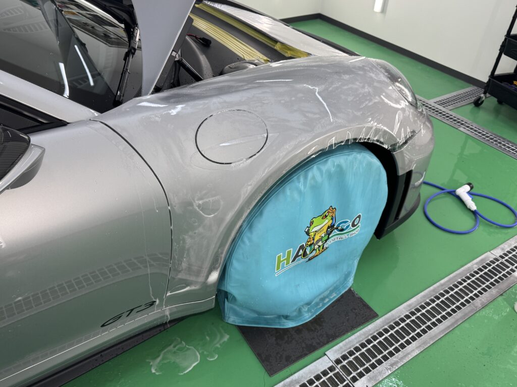 ポルシェ 911 GT3の片側フロントフェンダーにPPFを施工している様子
