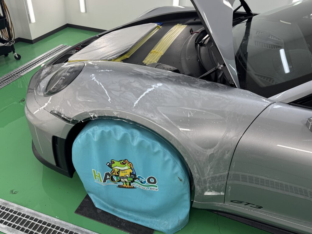 ポルシェ 911 GT3の反対側フロントフェンダーにPPFを施工している様子