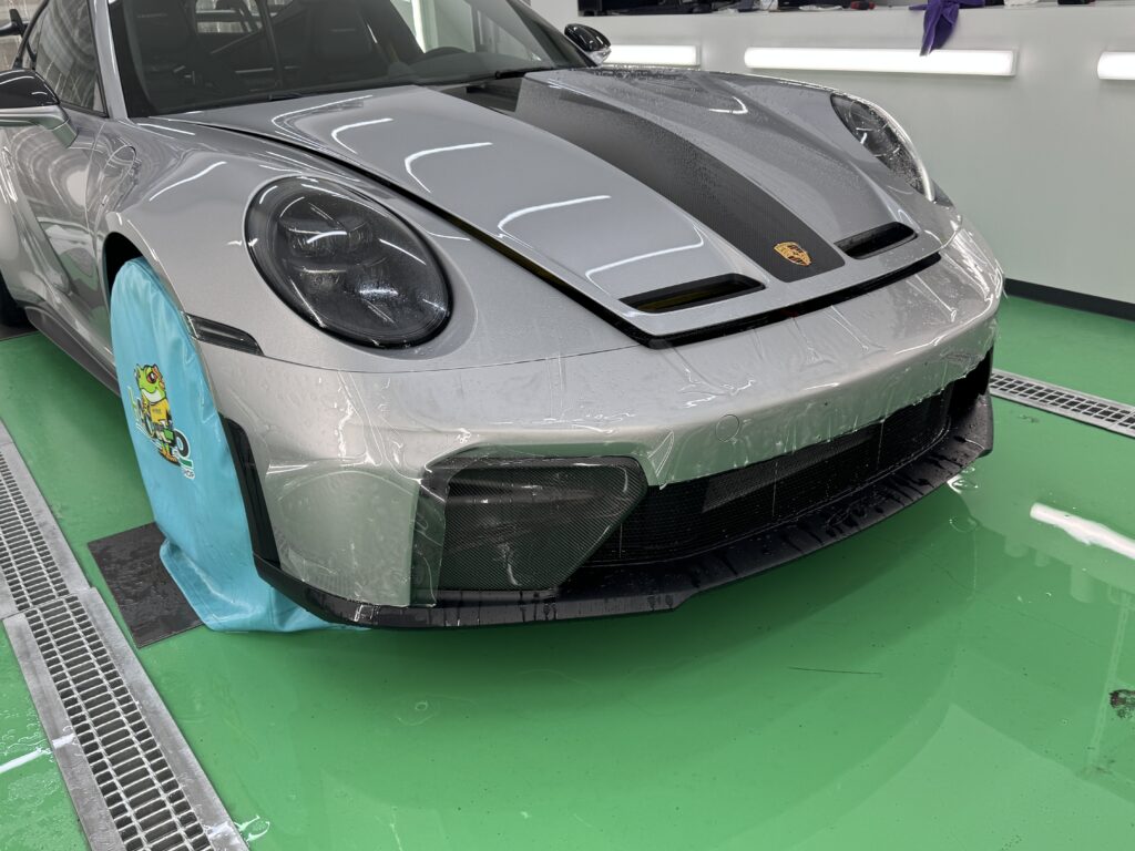 ポルシェ 911 GT3のフロントバンパーを右斜めから撮影したPPF施工風景