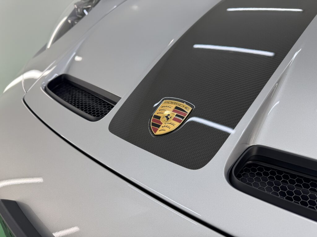 フロントフルPPF施工後のポルシェ 911 GT3のボンネット周辺の仕上がり