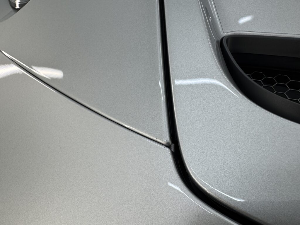 ポルシェ 911 GT3のPPF施工後、フィルムの端部処理やカットラインを確認できる接写写真