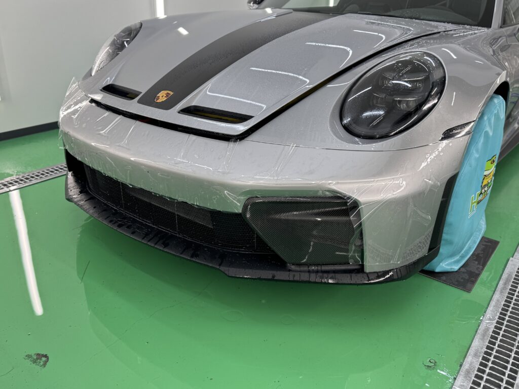 ポルシェ 911 GT3のフロントバンパーを左斜めから撮影したPPF施工風景