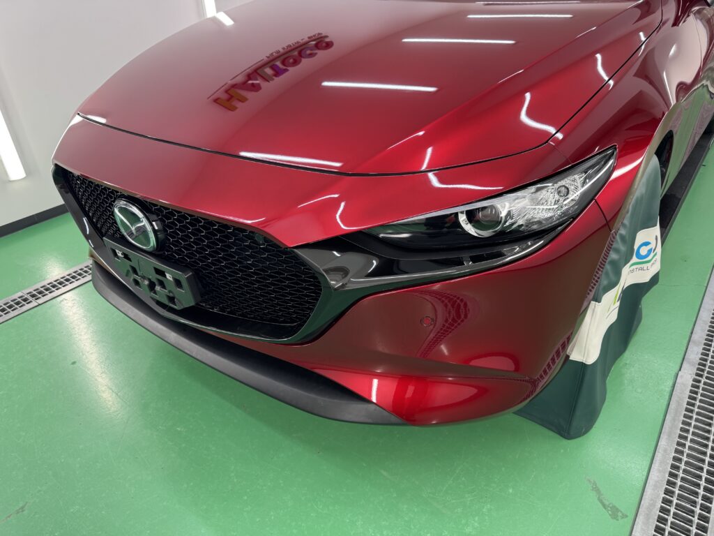 フロントバンパー・グリル周囲・ヘッドライトのPPF施工を終えたMAZDA3のフロント