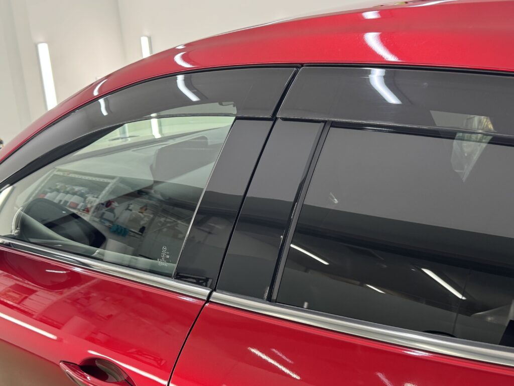 グロスブラックカラーPPFを施工したMAZDA3のBピラーの完成状態