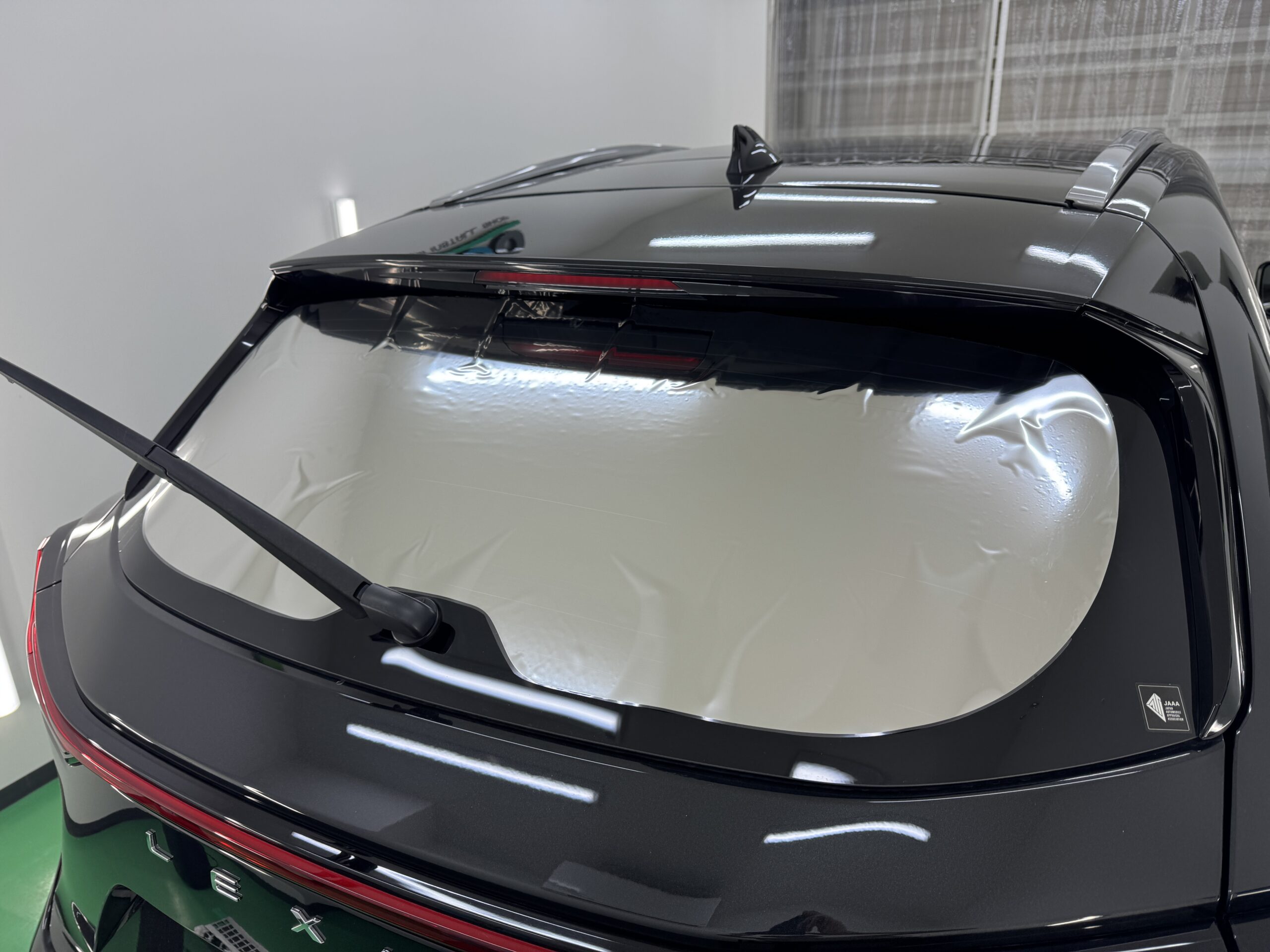 LEXUS NX350hのリアガラスにフルメタルフィルムを熱成形する前の状態
