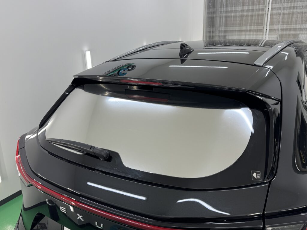 LEXUS NX350hのリアガラス形状に合わせてフルメタルフィルムを熱成形した状態