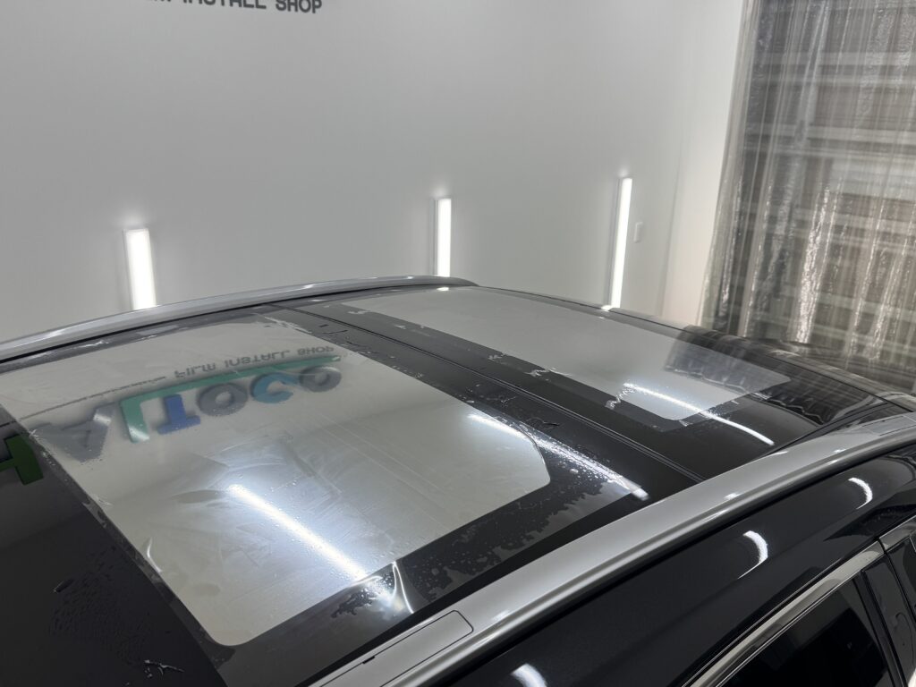 LEXUS NX350hのサンルーフへフルメタルフィルムを施工している様子