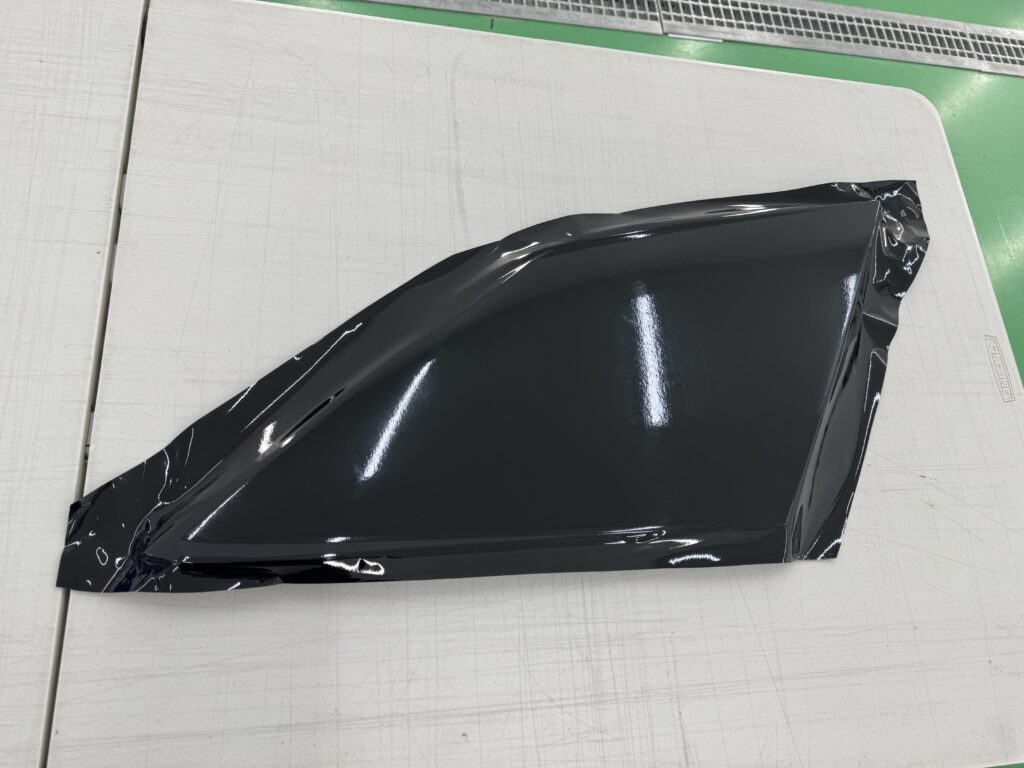 アウディQ2 Cピラーに3M 2080-G12グロスブラックを施工している様子