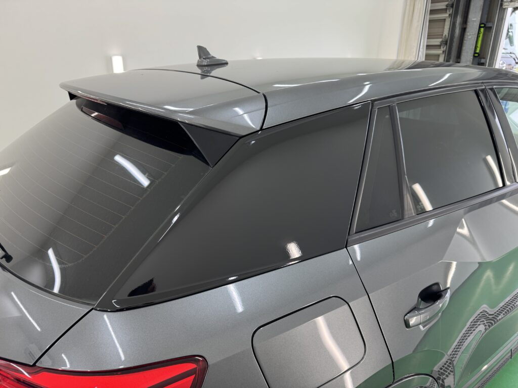 3M 2080-G12グロスブラックで貼り替えたアウディQ2 Cピラーの完成状態