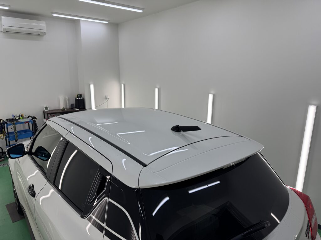 スズキ スイフトのルーフラッピング施工前の白いルーフ