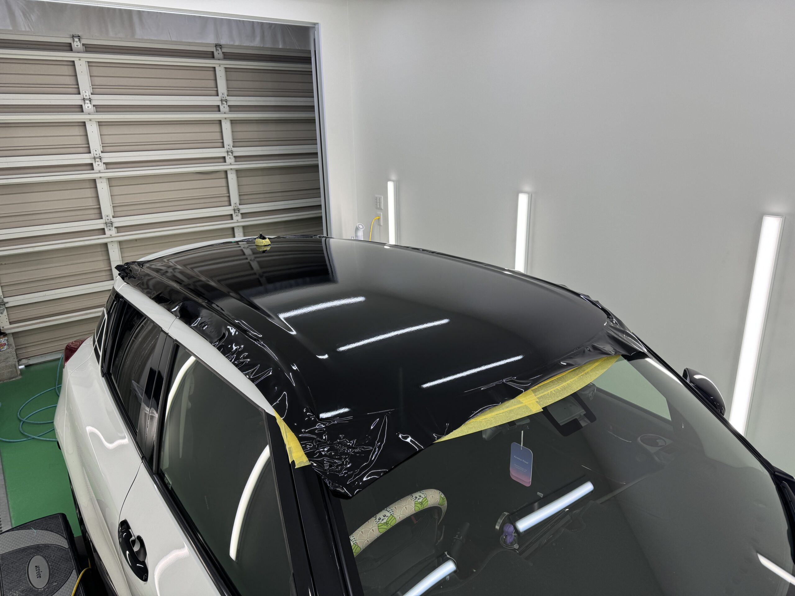 スズキ スイフトのルーフに3M G12グロスブラックを施工している様子