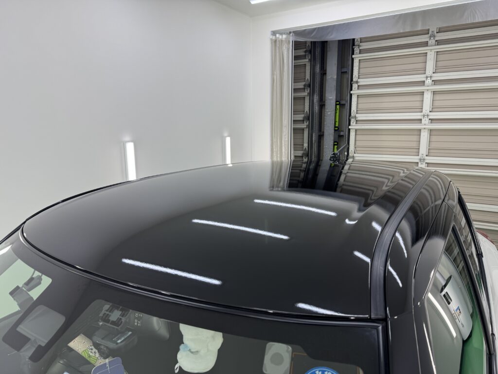 スズキ スイフトのルーフを3M G12グロスブラックでラッピングした完成後の様子