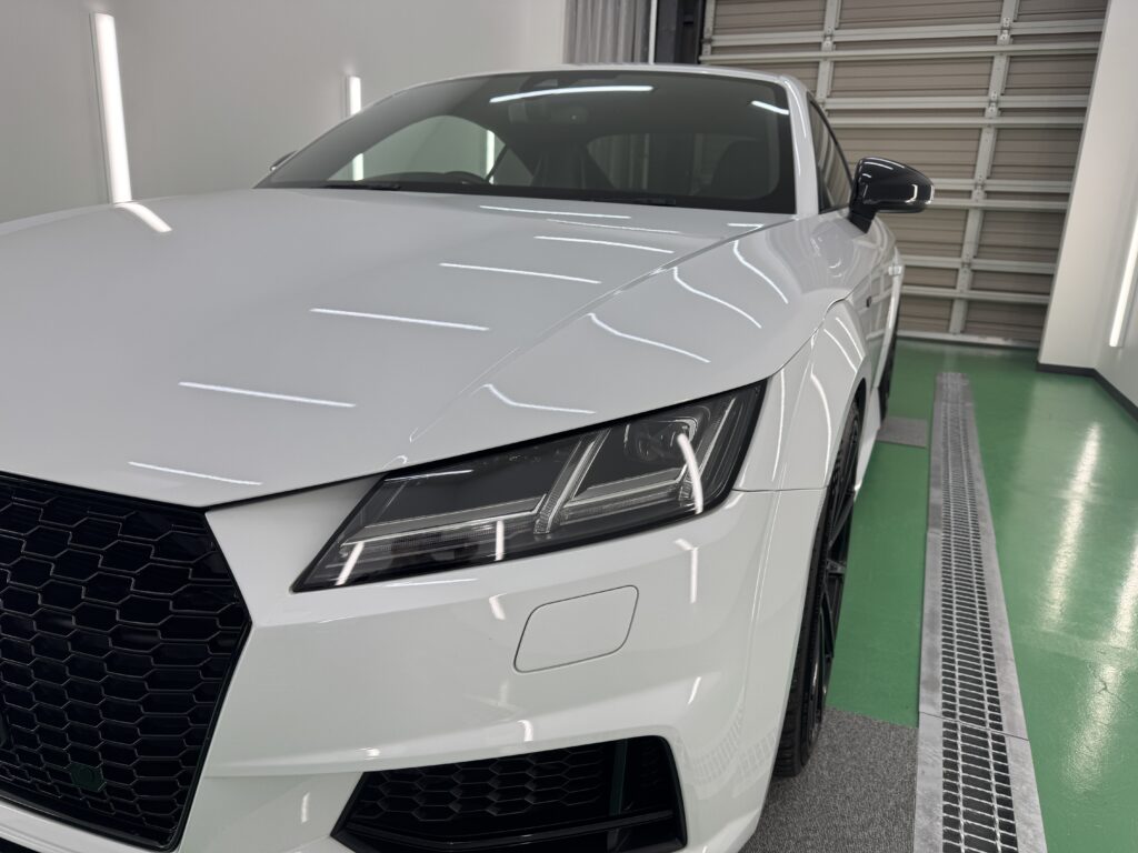 スモークプロテクションフィルム施工前のアウディTTのヘッドライト