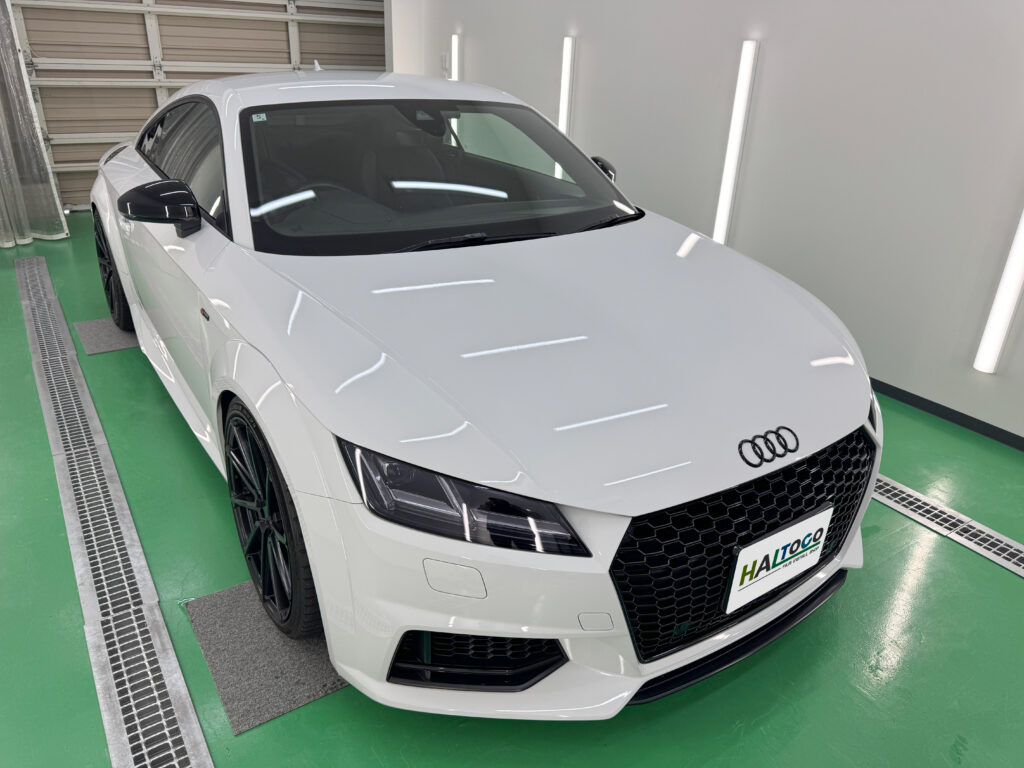 ブラックバイオレットのスモークプロテクションフィルムを施工したアウディTTのヘッドライト完成写真